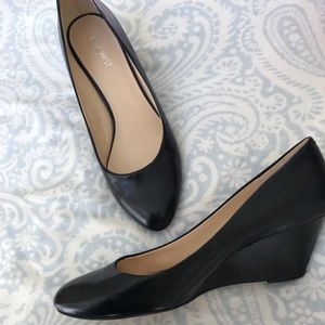 Nine West black leather wedges size 10